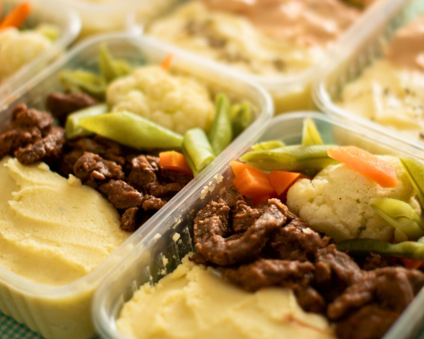 Marmita fitness com carne, purê de batata e legumes frescos da Delícias Fitness