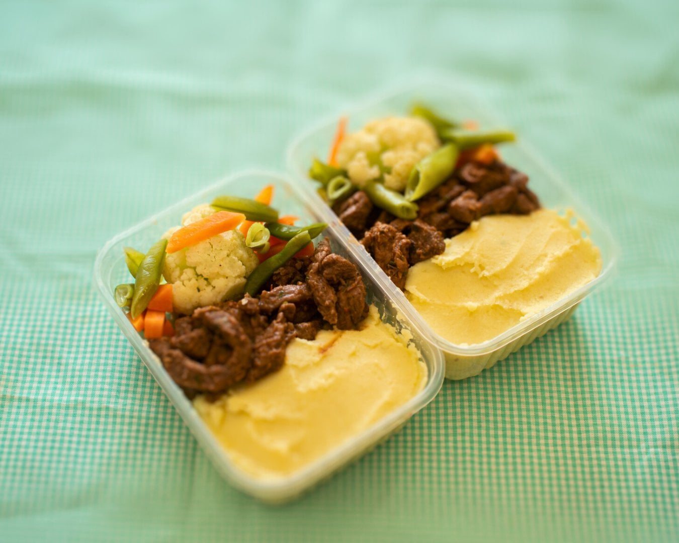 Iscas de carne acebolada com mix de legumes e purê de batata