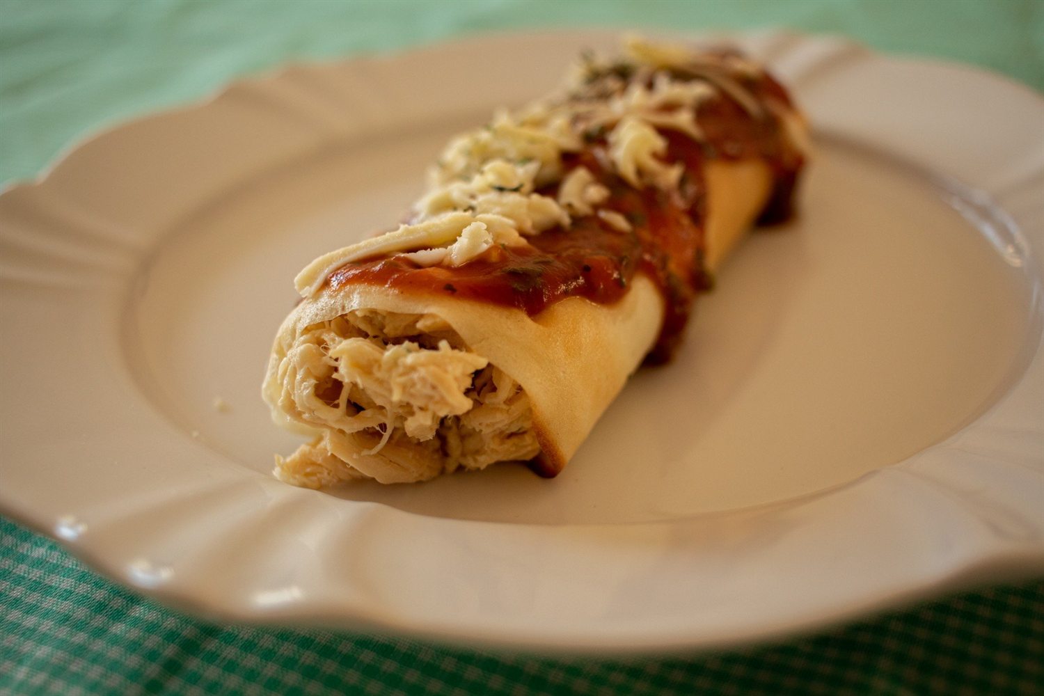 Panqueca recheada com frango desfiado, molho de tomate e queijo